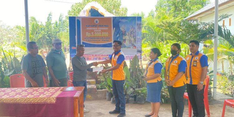 Manajer KSP Kopdit Obor Mas Kantor Cabang Utama (KCU) Lembata, Mukhlis Akbar (keempat dari kanan) menyerahkan bantuan pembangunan Gereja Paroki St Maria Bintang Laut Waipukang / Foto : Istimewa