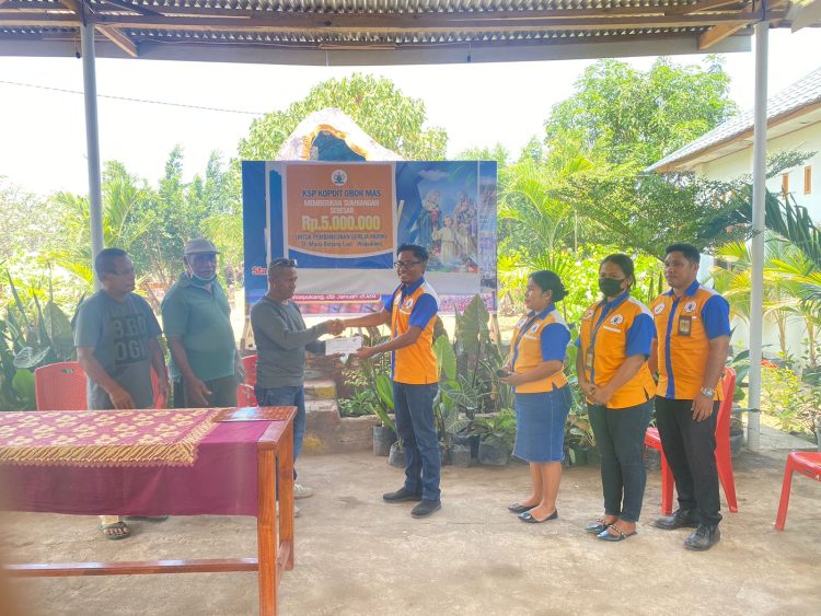 Manajer KSP Kopdit Obor Mas Kantor Cabang Utama (KCU) Lembata, Mukhlis Akbar (keempat dari kanan) menyerahkan bantuan pembangunan Gereja Paroki St Maria Bintang Laut Waipukang / Foto : Istimewa
