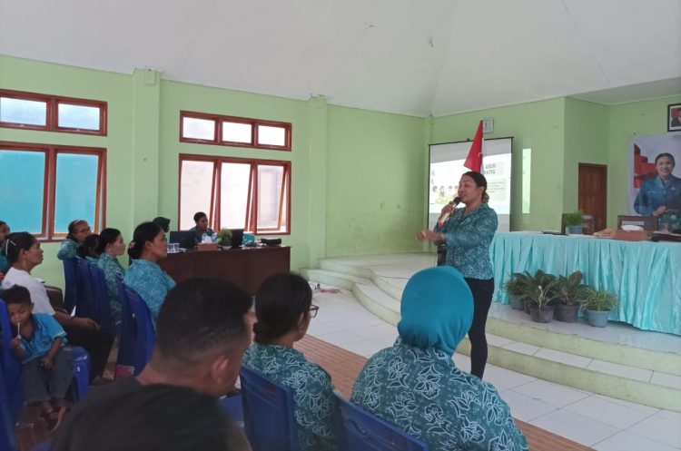 Pegiat kemanusiaan Nefri Eken saat memberikan Pelatihan Pola Asuh Anak dan Remaja di Era Digital di aula Kelurahan Lewoleba Timur / Foto : BentaraNet