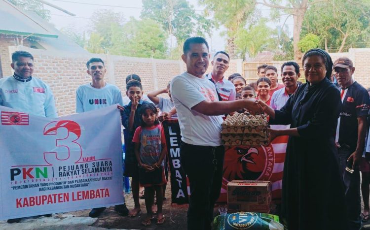 Ketua PKN Lembata Juprians Lamablawa menyerahkan bantuan sembako kepada suster pengelola Panti Asuhan Eugene Smith, Lewoleba, Kabupaten Lembata, Nusa Tenggara Timur / Foto : Istimewa