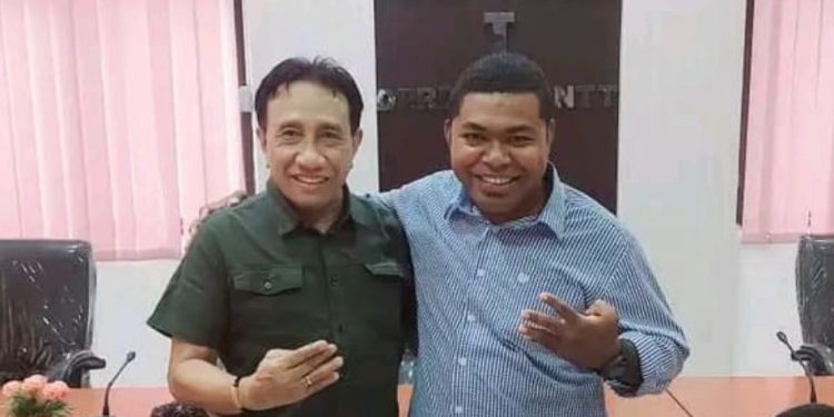 Beredar Foto Tunjuk Empat Jari, Ini Penjelasan Hoat Soal Dukungan di Pilkada Lembata!