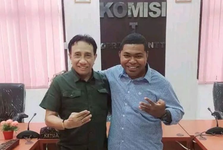 Anggota DPRD NTT, Yohanes De Rosari foto bersama tim sukses saal Pileg Februari 2024 / Foto dari berbagai sumber