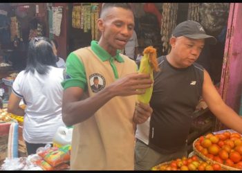 Ketua DPD PAPERA NTT, Wilfridus Yons Ebit menyapa pedagang di salah satu pasar Manggarai / Foto : BentaraNet