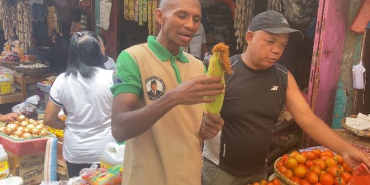 Ketua DPD PAPERA NTT, Wilfridus Yons Ebit menyapa pedagang di salah satu pasar Manggarai / Foto : BentaraNet