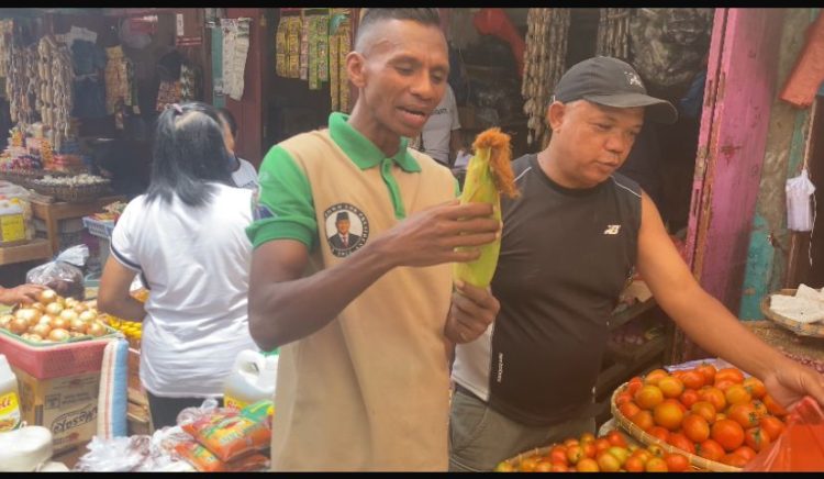 Ketua DPD PAPERA NTT, Wilfridus Yons Ebit menyapa pedagang di salah satu pasar Manggarai / Foto : BentaraNet