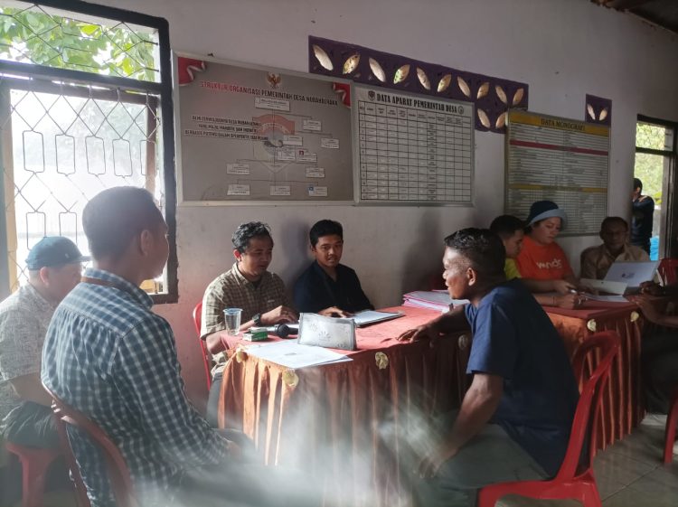 Seorang pemilik lahan menyimak penjelasan pilhak PT PLN Persero UPP Nusra III di kantor Desa Nubahaeraka terkait harga satuan tanah yang dibebaskan untuk pembangunan PLTP Atadei / Foto : BentaraNet