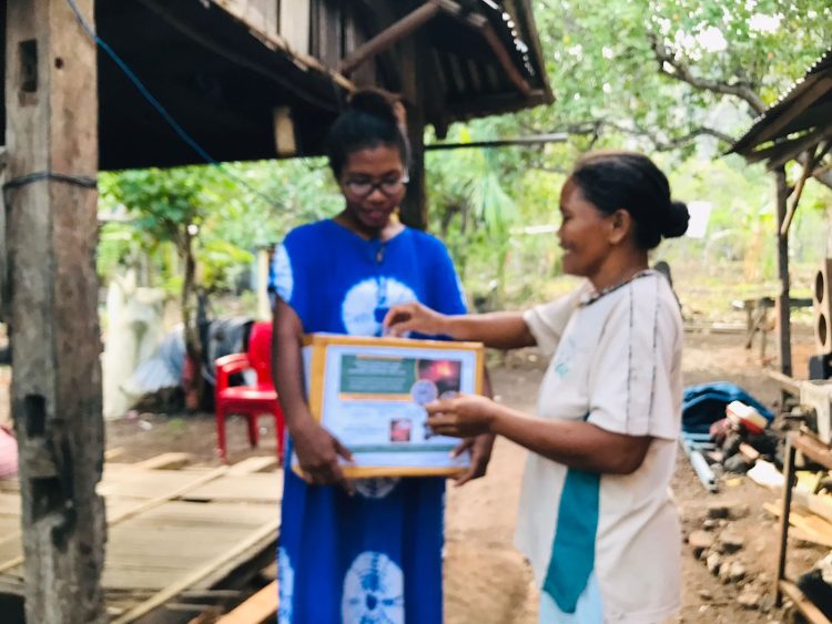 Seorang ibu di Desa Dikesare, Kecamatan Lebatukan, Kabupaten Lembata memberikan donasi untuk korban erupsi Gunung Lewotobi Laki-laki, Kabupaten Flores Timur melalui komunitas Gadis JR / Foto : Istimewa