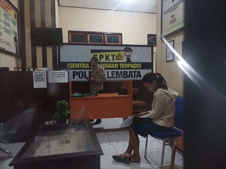 Karyawati Unit BRI Lewoleba, LLW melaporkan bosnya Kepala Unit BRI Lewoleba inisial ATA di SPKT Mapolres Lembata, Lewoleba, Senin (18/11/2024) / Foto : BentaraNet