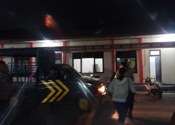 LLW (jaket putih) didampingi petugas kepolisian menuju RSUD Lewoleba untuk menjalani visum setelah ia diduga dilecehkan Kepala Unit BRI Lewoleba, Senin (18/11/2024) malam / Foto : BentaraNet
