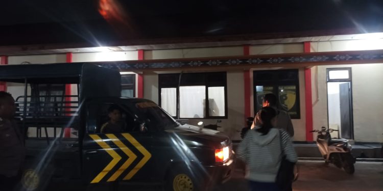 LLW (jaket putih) didampingi petugas kepolisian menuju RSUD Lewoleba untuk menjalani visum setelah ia diduga dilecehkan Kepala Unit BRI Lewoleba, Senin (18/11/2024) malam / Foto : BentaraNet