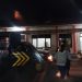 LLW (jaket putih) didampingi petugas kepolisian menuju RSUD Lewoleba untuk menjalani visum setelah ia diduga dilecehkan Kepala Unit BRI Lewoleba, Senin (18/11/2024) malam / Foto : BentaraNet