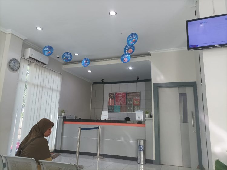 Suasana pelayanan di BRI Unit Lewoleba pada Rabu (20/11/2024) berjalan seperti biasa setelah adanya kasus dugaan pelecehan seksual oleh Kepala Unit BRI Lewoleba di kantor ini / Foto : BentaraNet