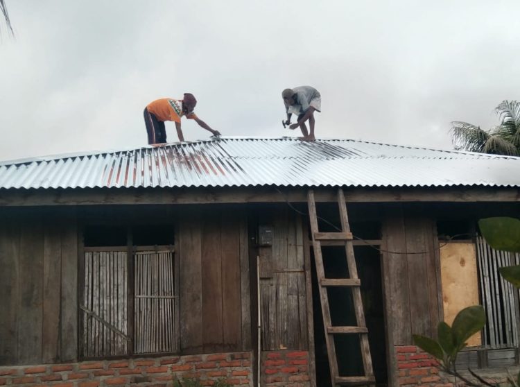 Relawan Taman Daun memperbaiki atap rumah warga di Desa Pululera yang rusak terkena material erupsi gunung Lewotobi Laki-laki / Foto : Doc. Taman Daun