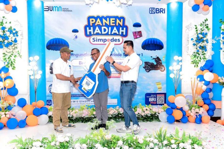 Pimpinan Cabang BRI Larantuka, Alan Arya Utama (paling kanan) bersama Asisten 3 Sekda Lembata, Mans Wutun (tengah) secara simbolis menyerahkan hadiah Grand Prize Panen Hadiah Simpedes kapada nasabah bank BRI yang memenangkan undian / Foto : Edhowardo