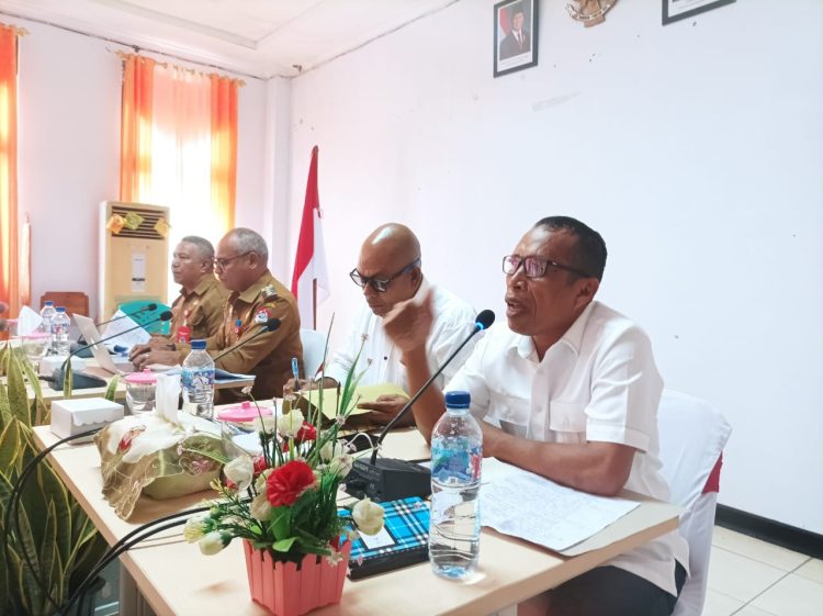 Wakil Bupati Lembata terpilih, Mohamad Nasir Laode berbicara saat rapat Persiapan Penyusunan Rancangan Awal RPJMD Kabupaten Lembata 2025-2029 di ruang rapat Bupati Lembata, Lewoleba, Selasa (21/1/2025) sore / Foto : BentaraNet