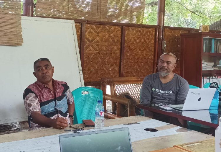 Direktur Yayasan IDEP Selaras Alam, Muchamad Awal (kanan) bersama Angota DPRD Lembata, Sebastianus Muri saat diskusi di aula Moting Ema Maria LSM Barakat, Lewoleba, Kamis (27/11/2024) / Foto : BentaraNet
