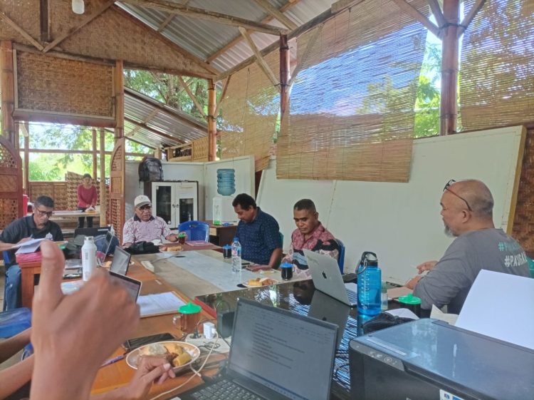 Diskusi antara LSM Barakat, Yayasan IDEP dan anggota DPRD Lembata di Aula Moting Ema Maria LSM Barakat / Foto : BentaraNet