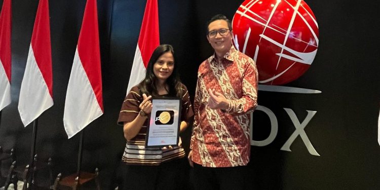 Keterangan foto: Universitas Kristen Wira Wacana menjadi pemenang Galeri Investasi BEI Teraktif tahun 2024 dari NTT. Penghargaan diterima oleh perwakilan universitas tersebut, Firmike, di Mainhall BEI Jakarta, Kamis, 27 Februari 2025.