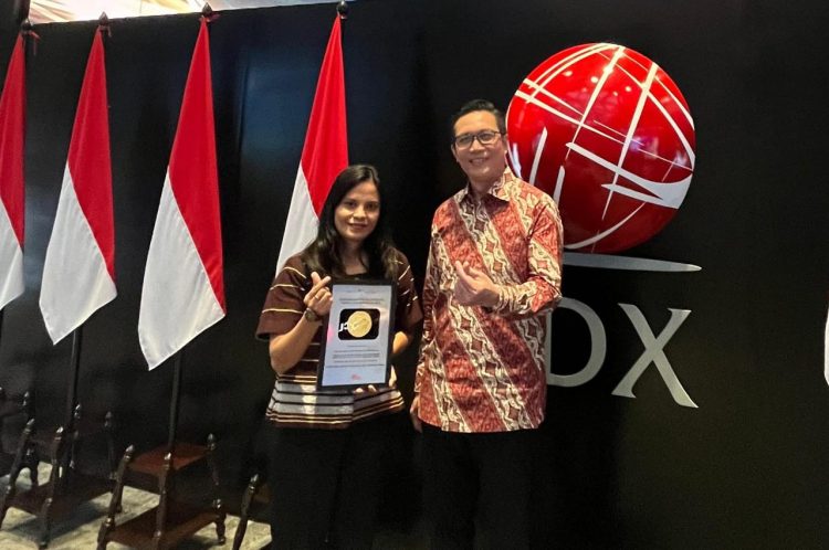 Keterangan foto: Universitas Kristen Wira Wacana menjadi pemenang Galeri Investasi BEI Teraktif tahun 2024 dari NTT. Penghargaan diterima oleh perwakilan universitas tersebut, Firmike, di Mainhall BEI Jakarta, Kamis, 27 Februari 2025.