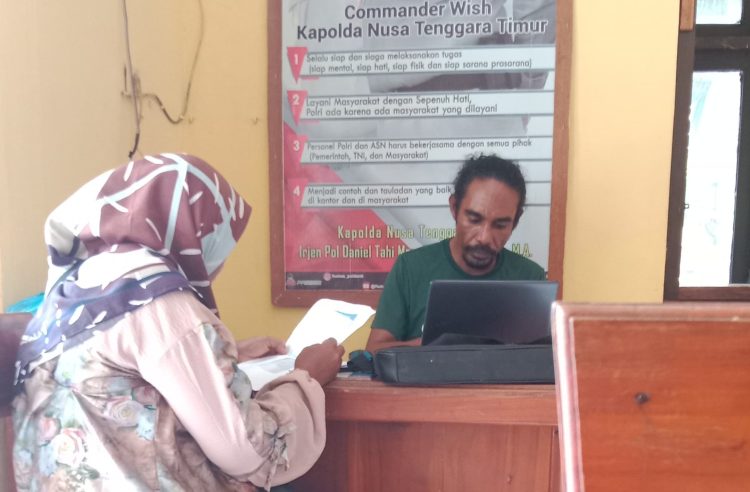 Ketua Kelompok Tani An-nida Desa Hoelea, Sania Abdul Wahid (kiri) memberikan keterangan dugaan penggelapan dana Bansos di Polsek Omesuri, Kabupaten Lembata / Foto : Istimewa
