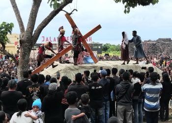 Jumad Agung, Ribuan Umat Katolik di Lembata Larut dalam Tablo Jalan Berdarah