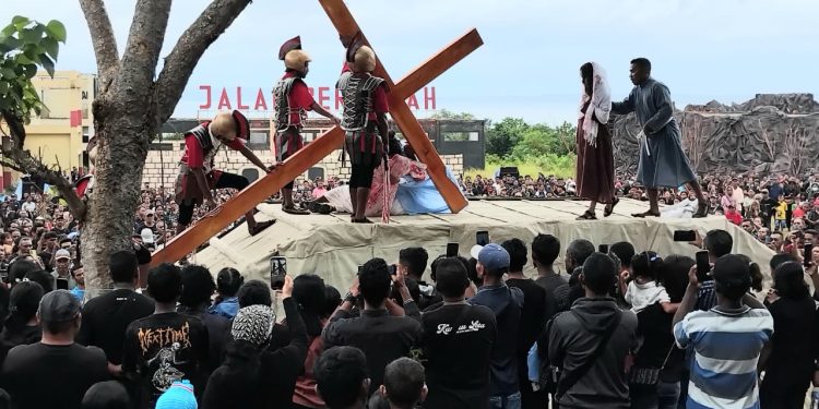 Jumad Agung, Ribuan Umat Katolik di Lembata Larut dalam Tablo Jalan Berdarah