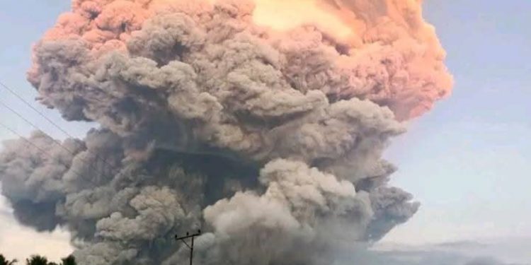 Gunung Lewotobi Laki-laki Meletus Spektakuler, Kolom Abu Capai 11 Ribu Meter