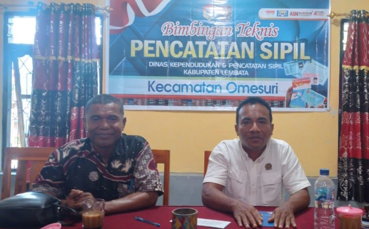 Kadis Dukcapil Lembata, Siprianus Suya (kiri) foto bersama Kepala Desa Mahal II saat kegiatan Bimtek di kantor desa Mahal II / Foto : Istimewa