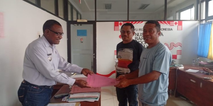 Perwakilan CV Dakara Prima, Awi Uak (paling kanan) menyerahkan proposal pengelolaan Taman Ria Swaolsa Tite ke Camat Nubatukan di Kantor Bupati Lembata beberapa waktu lalu / Foto : Istimewa