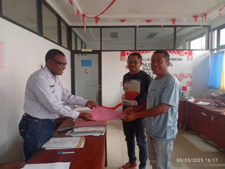 Perwakilan CV Dakara Prima, Awi Uak (paling kanan) menyerahkan proposal pengelolaan Taman Ria Swaolsa Tite ke Camat Nubatukan di Kantor Bupati Lembata beberapa waktu lalu / Foto : Istimewa