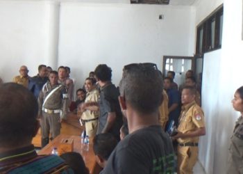 Rapat Audiens Bersama Formalen di DPRD Lembata Ricuh, John Batafor Hardik Ciku Namang