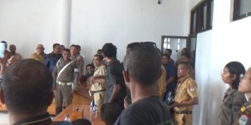 Rapat Audiens Bersama Formalen di DPRD Lembata Ricuh, John Batafor Hardik Ciku Namang