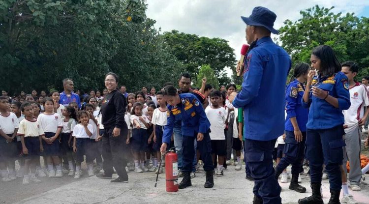 Petugas pemadam kebakaran sedang memberikan pelatihan pemadam kebakaran menggunakan Apar di SD & SMP St Don Bosco Lewoleba / Foto : Istimewa