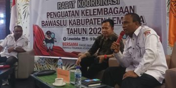 Kepala Kesbangpol Kabupaten Lembata, Kanis Making (paling kanan) berbicara saat Rapat Koordinasi Penguatan Kelembagaan Bawaslu Kabupaten Lembata Tahun 2025 di Ballroom Olimpic Resto, Lewoleba, Rabu (08/10/2025) / Foto : BentaraNet