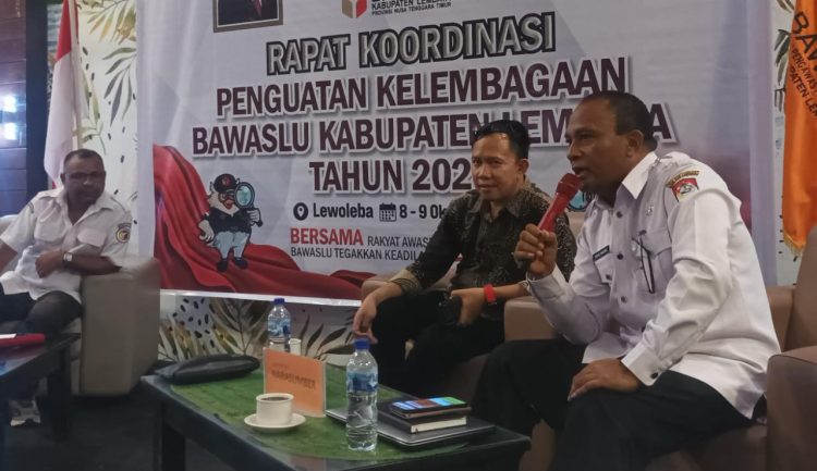 Kepala Kesbangpol Kabupaten Lembata, Kanis Making (paling kanan) berbicara saat Rapat Koordinasi Penguatan Kelembagaan Bawaslu Kabupaten Lembata Tahun 2025 di Ballroom Olimpic Resto, Lewoleba, Rabu (08/10/2025) / Foto : BentaraNet