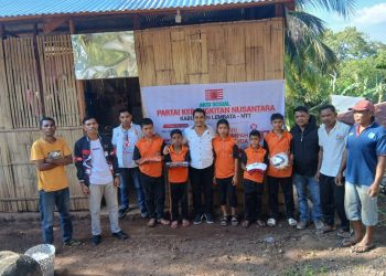 Peringati HUT ke-4, Partai Kebangkitan Nusantara Lembata Sambangi Sekolah Luar Biasa di Desa Atawai