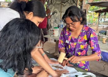 Peserta mengikuti pelatihan Ecoprint yang diselenggarakan Koalisi KOPI Lembata / Foto Istimewa