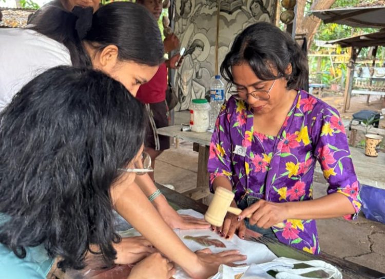 Peserta mengikuti pelatihan Ecoprint yang diselenggarakan Koalisi KOPI Lembata / Foto Istimewa