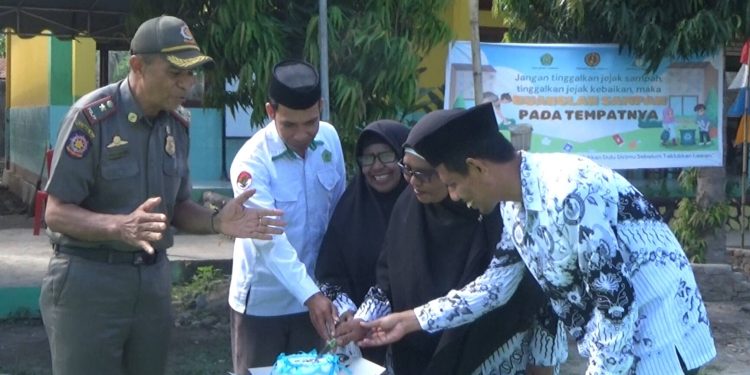 Satpol PP Sambangi MTSN 2 Lembata saat Peringatan HGN, Ini yang Mereka Lakukan!