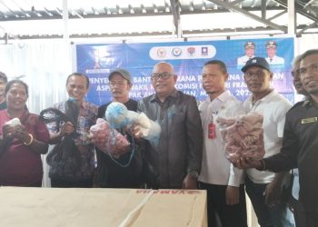 Bupati Lembata Serahkan Bantuan Alat Tangkap Aspirasi Ahmad Yohan