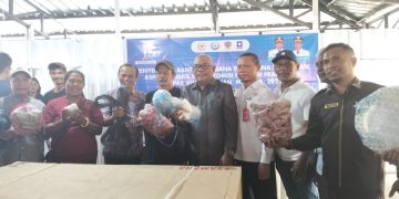 Bupati Lembata Serahkan Bantuan Alat Tangkap Aspirasi Ahmad Yohan