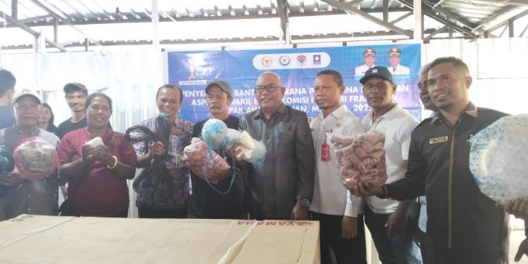 Bupati Lembata Serahkan Bantuan Alat Tangkap Aspirasi Ahmad Yohan
